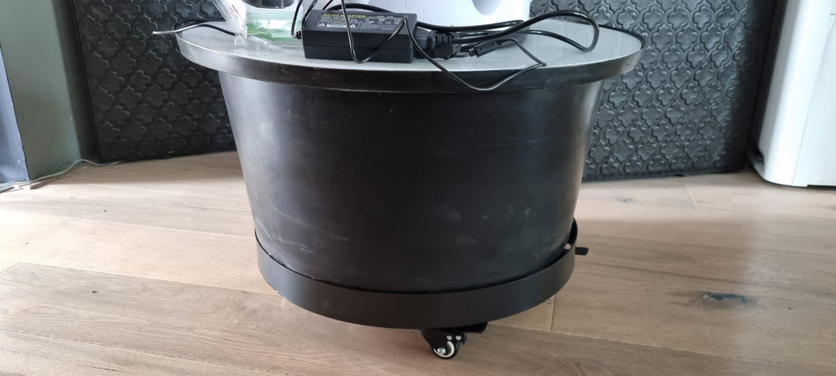 Verticale moestuin op het metalen onderstel